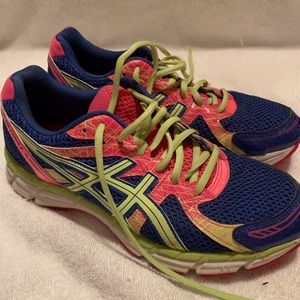 Athletic shoes, bought too big so barely worn.